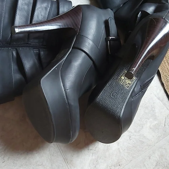 Boots - Picture 5 of 5